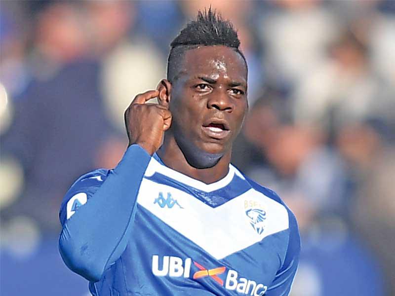 ماريو بالوتيللي مهاجم فريق بريشيا الإيطالي لكرة القدم