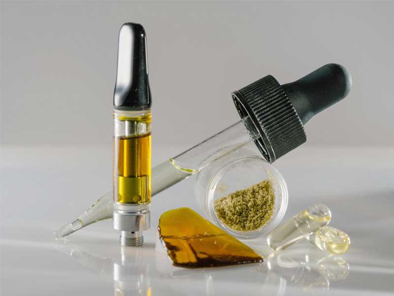 عيادة توزع زيت الحشيشة مجاناً