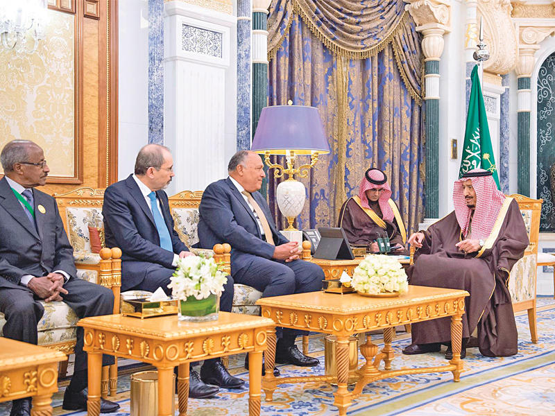 العاهل السعودي الملك سلمان بن عبدالعزيز مستقبلاً وزيري خارجية مصر والأردن أمس (واس)