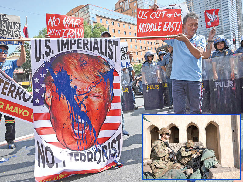 متظاهرون أمام السفارة الأميركية في مانيلا أمس يرفعون صورة مشوّهة لترامب احتجاجاً على اغتيال سليماني (ا ف ب) وفي إطار الصورة جنديان أميركيان يحرسان السفارة الأميركية في بغداد قبل أيام (صفحة عملية العزم المصبوب)  