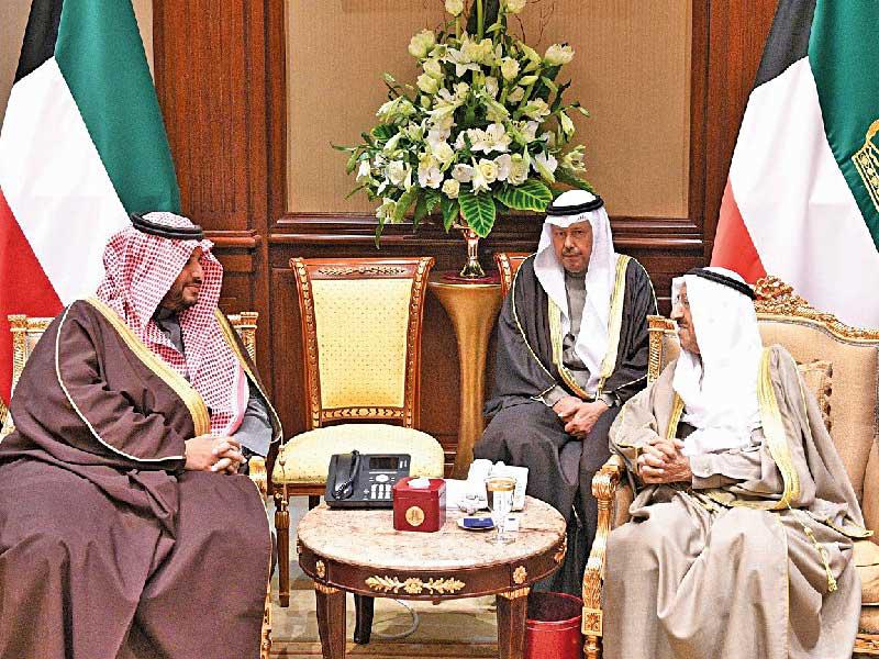 صاحب السمو امير دولة الكويت الشيخ صباح الاحمد مستقبلاً تركي بن محمد آل سعود أمس