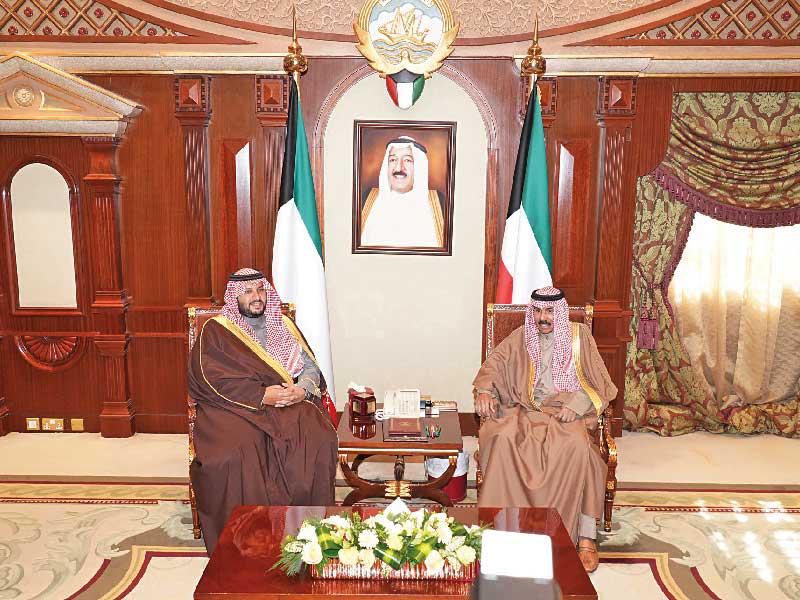  ولي العهد الشيخ نواف الأحمد مستقبلاً وزير الدولة عضو مجلس الوزراء بالسعودية الأمير تركي بن محمد أمس