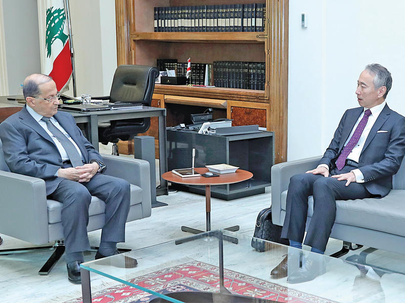 عون مستقبلاً السفير الياباني في بعبدا امس (دالاتي ونهرا)