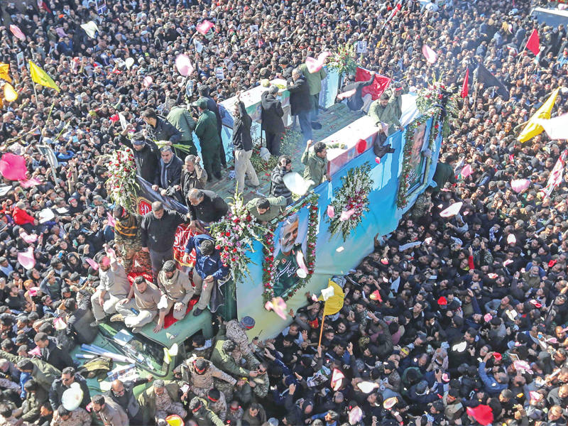 حافلة تحمل نعش سليماني خلال جنازته في كرمان أمس (أ ف ب)