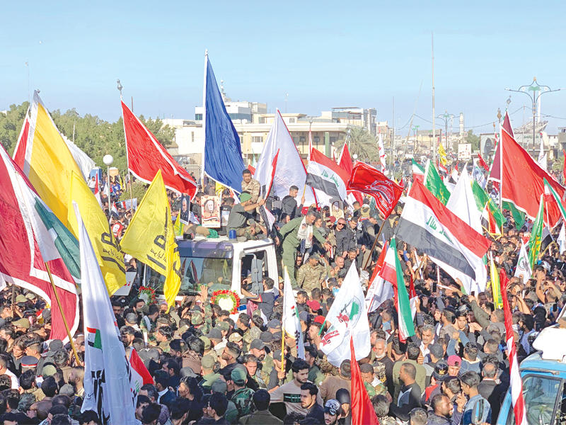 عراقيون يشاركون في جنازة المهندس في البصرة أمس (رويترز)  