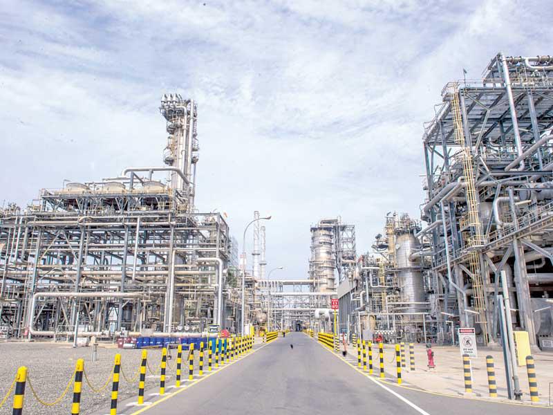 احد مصافي النفط العالمي