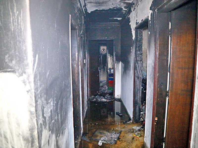 آثار الحريق بعد إخماده الذي اندلع أمس الأول في عمارة بمنطقة المهبولة 