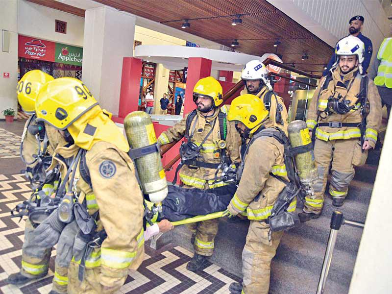 نقل أحد المصابين خلال تمرين نفذته الإدارة العامة للإطفاء