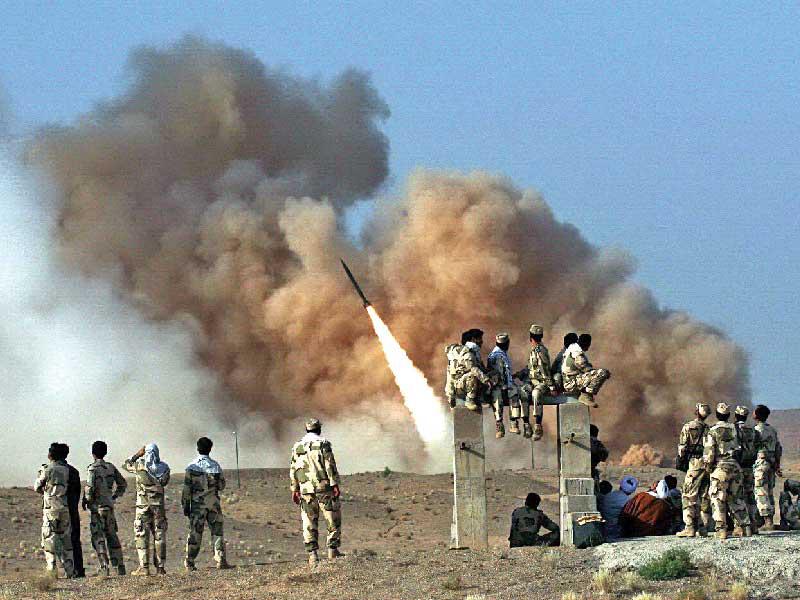 جنود إيرانيون خلال إطلاق صاروخ زلزال في 2011 (أي بي أيه)