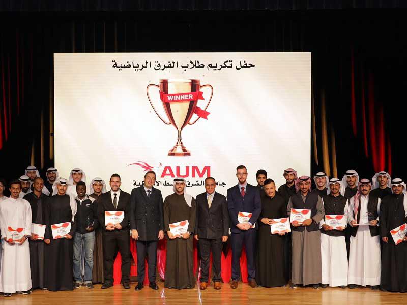 العثمان يتوسط فريق الجامعة لكرة القدم للرجال