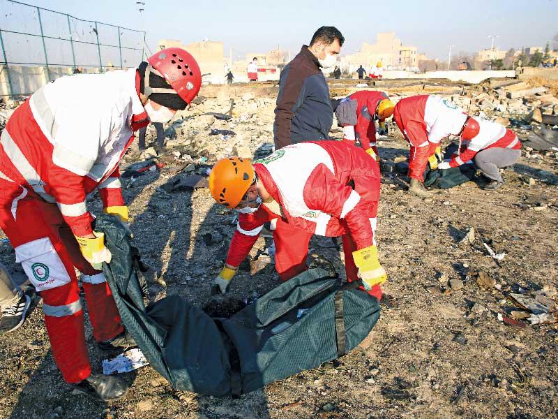 موقع تحطم الطائرة الأوكرانية التي سقطت أمس قرب طهران والذي أودى بـ 176 قتيلاً (آي بي أيه)n