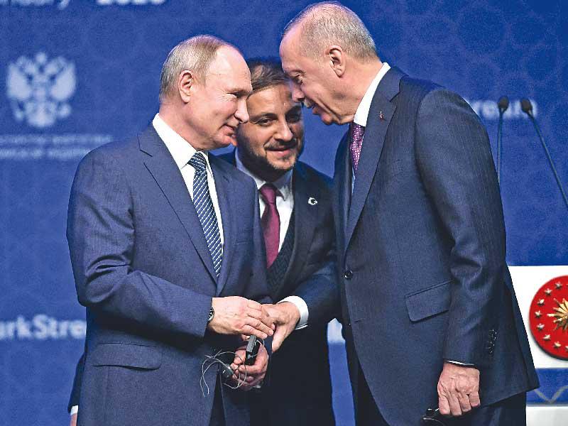 بوتين وإردوغان يفتتحان «السيل» بإسطنبول أمس (أ ف ب)n