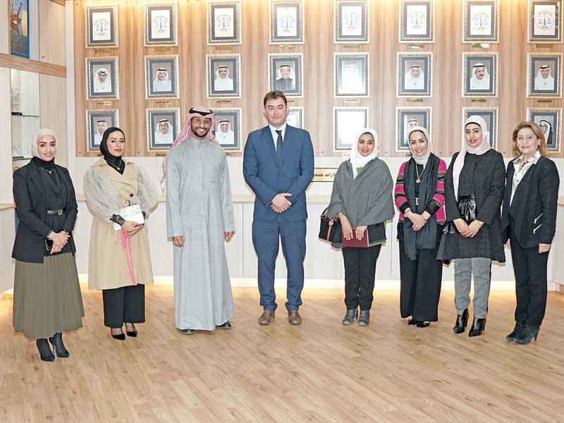 الدبلوماسي البريطاني  باري بوبن خلال زيارته «المحامين»