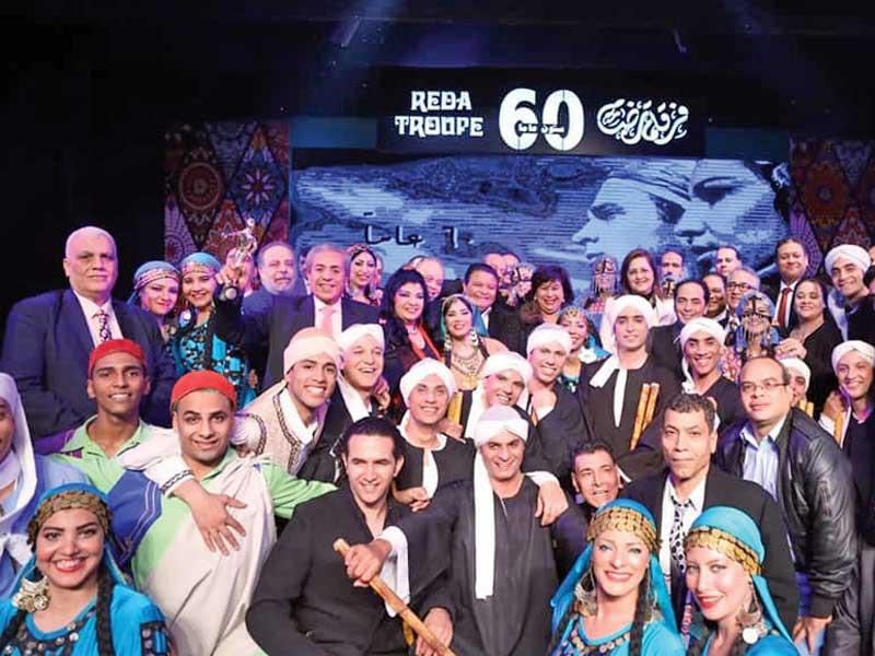 أعضاء فرقة رضا للفنون الشعبية