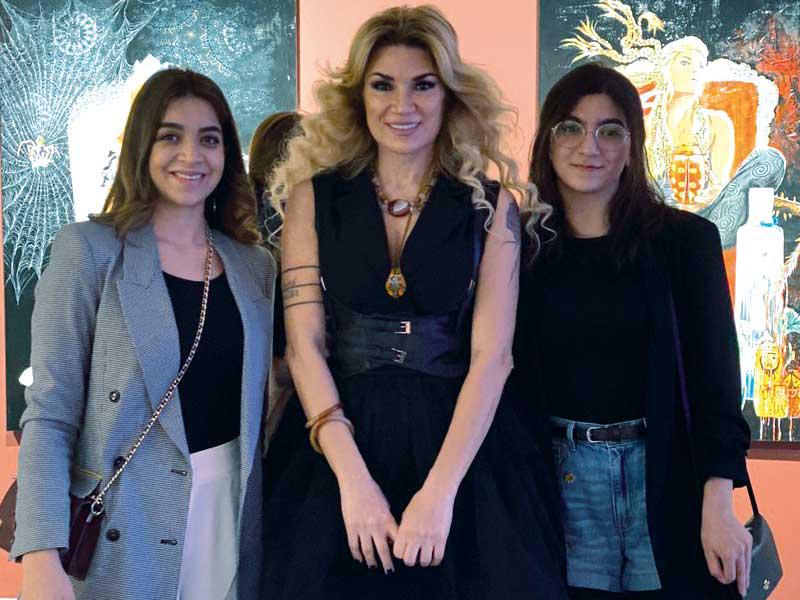 شروق أمين مع زائرتين 