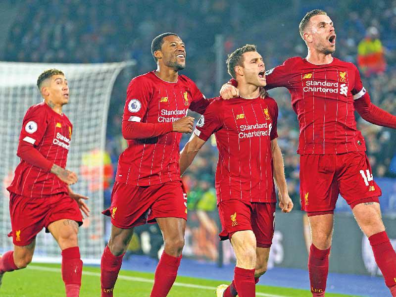 مجموعة من لاعبي نادي ليفربول الانجليزي يحتفلون بهدف خلال احد مبارياتهم السابقة