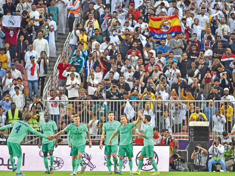 فرحة لاعبي ريال مدريد بعد احراز هدف في مرمى فالنسيا