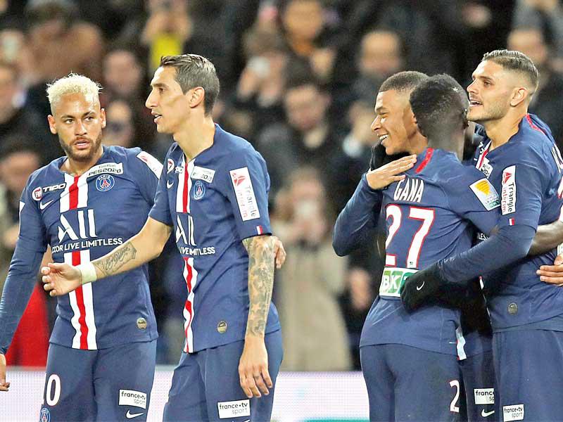 فرحة لاعبي باريس سان جرمان بعد إحراز الهدف الخامس