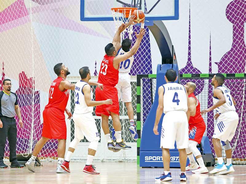 صراع تحت السلة في مباراة الجهراء والكويت