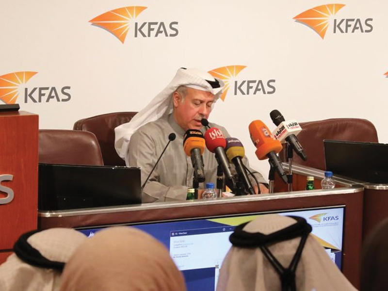 الراشد متحدثاً خلال ندوة «الأبحاث»