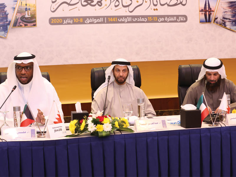 المشاركون في إحدى جلسات الندوة