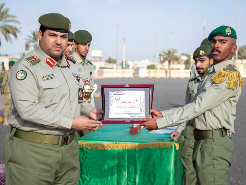 تكريم أحد الخريجين