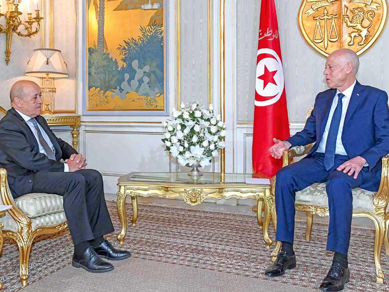 الرئيس قيس سعيد مستقبلاً لو دريان في قصر قرطاج أمس (أ ف ب)