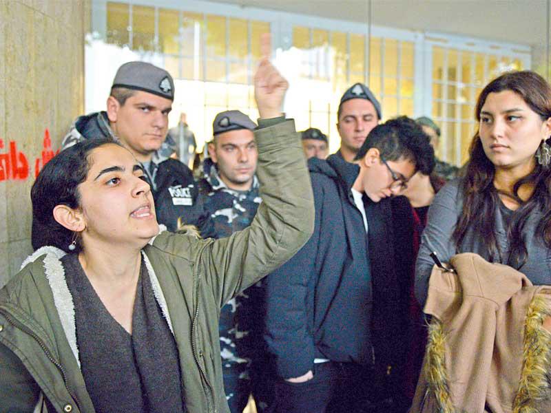 ناشطون يقتحمون مصرفاً في بيروت أمس (أي بي ايه)