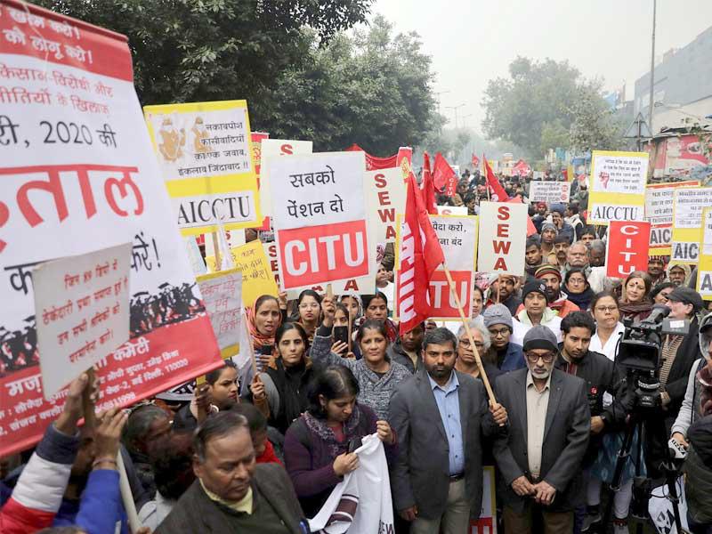 اضراب عمالي يشل المدن الهندية