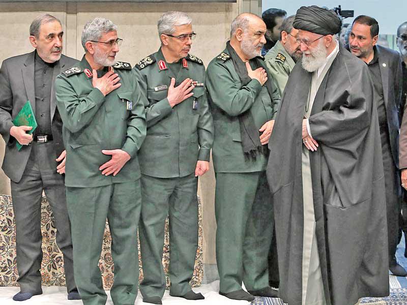 خامنئي وقائد «الحرس» حسين سلامي وقائد أركان القوات المسلحة محمد باقري وقآني خلال مراسم تأبين لسليماني في طهران أمس (ايه بي اي)