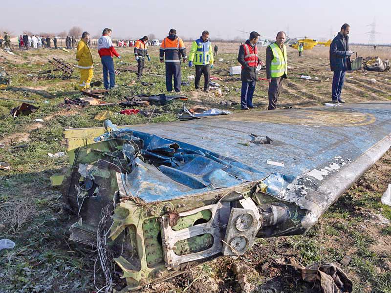 بقايا جناح الطائرة الأوكرانية في موقع تحطمها قرب طهران (إرنا)