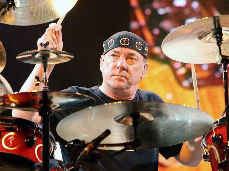 نيل بيرت عازف الدرامز ومؤلف الأغاني في فرقة الروك الكندية 