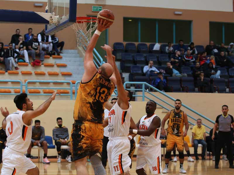 جانب من مباراة ناديي كاظمة والقادسية ضمن منافسات الجولة الثانية من الدور الثاني (الستة) لدوري كرة السلة