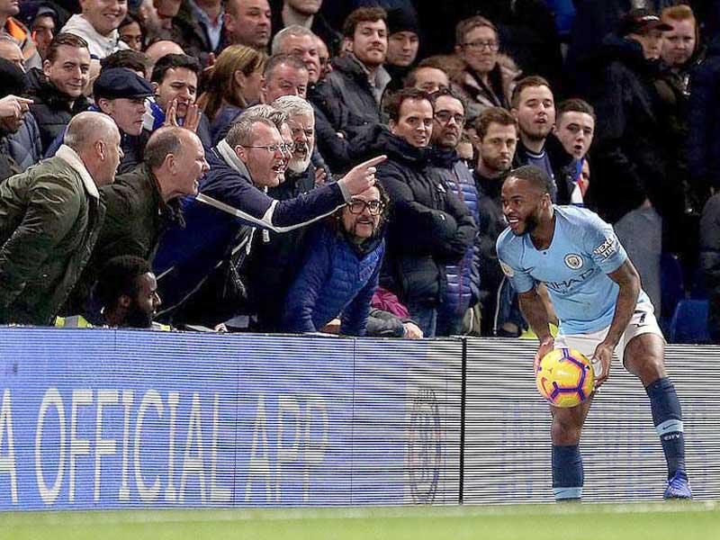 احد جماهير نادي مانشيستر سيتي يوجه اهانات عنصرية للاعب الانجليزي رحيم سيرلينغ