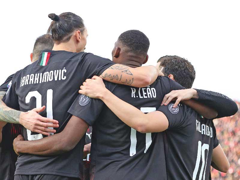  زلاتان إبراهيموفيتش محتفلا مع فريقه ميلان بالفوز على مضيفه كالياري