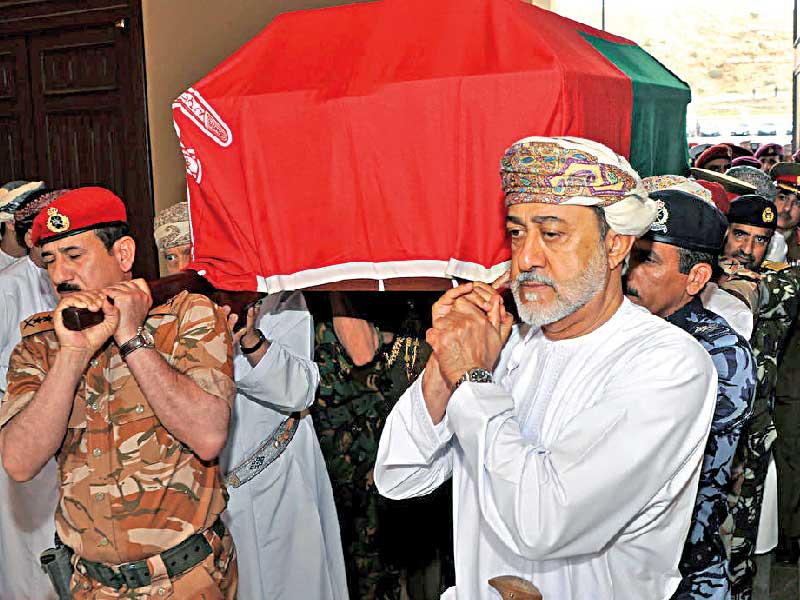 السلطان هيثم بن طارق مشاركاً في حمل جثمان الراحل قابوس خلال تشييعه، أمس، إلى مقبرة العائلة بولاية بوشر بمحافظة مسقط