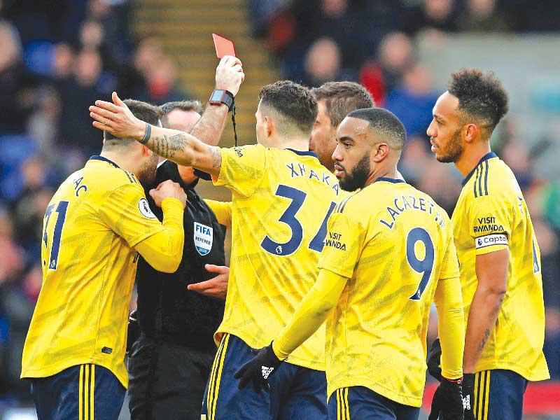 لحظة طرد اوباميانغ من مباراة كريستال بالاس ضد ارسنال