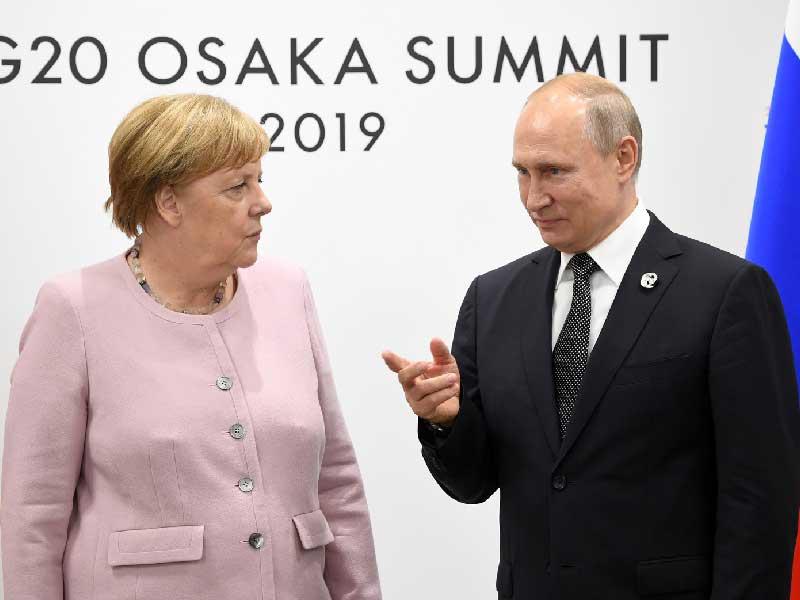 المستشارة الألمانية أنغيلا ميركل مع الرئيس الروسي فلاديمير بوتين