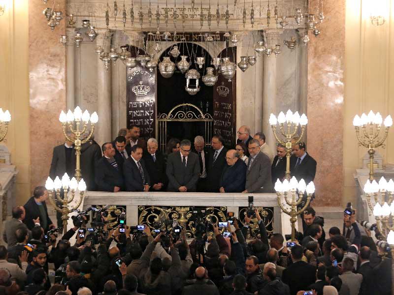 وزير السياحة والثقافة خالد العناني خلال احتفال أقيم بالمعبد اليهودي الذي أعيد ترميمه في الاسكندرية أمس الأول (رويترز)