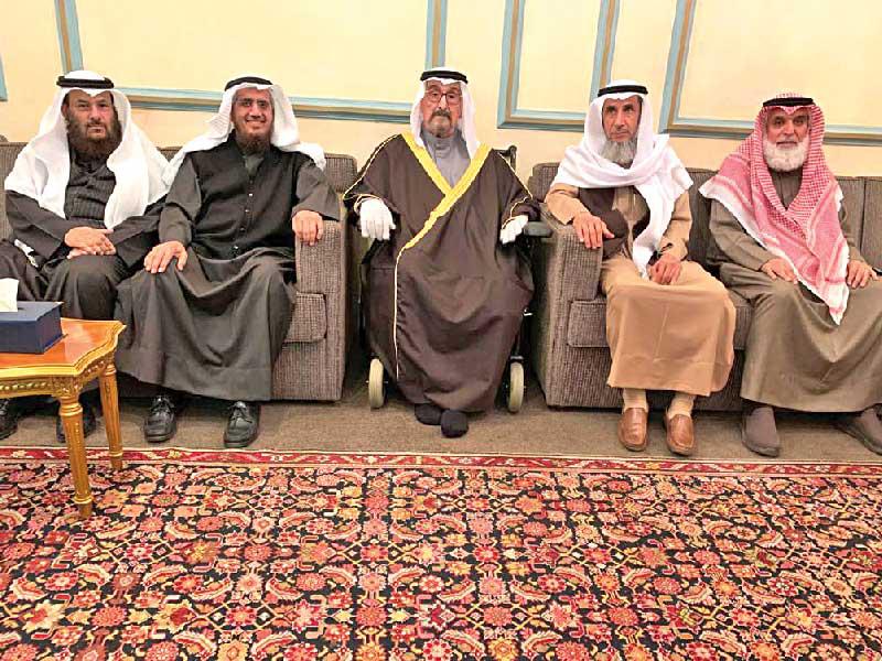 سالم العلي مستقبلاً وفد إحياء التراث