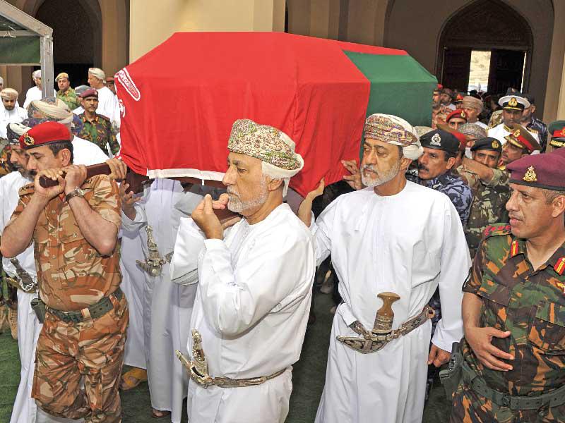 السلطان هيثم بن طارق مشاركاً في حمل نعش سلفه إلى مسجد قابوس الأكبر في مسقط أمس (أ ف ب)