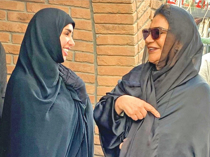 الفنانة سعاد عبدالله و الفنانة هنادي الكندري 