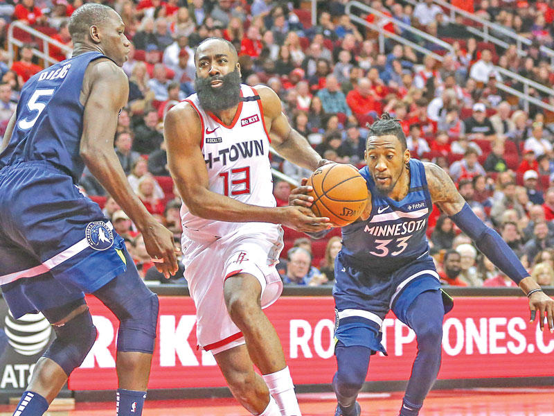 هاردن نجم هيوستن خلال مواجهة مينيسوتا