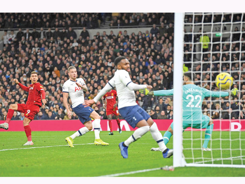 فيرمينيو نجم ليفربول يسجل هدفه في مرمى توتنهام