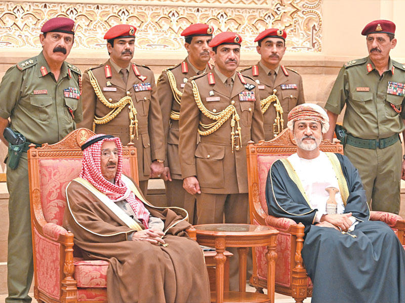 الأمير يقدم واجب العزاء بوفاة السلطان قابوس للسلطان هيثم في مسقط أمس 