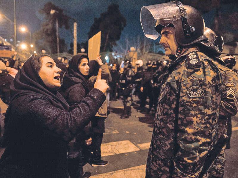 إيرانية خلال تظاهرة احتجاجية على إسقاط الطائرة الأوكرانية وطريقة تعامل السلطات مع الحادث (إيرنا)