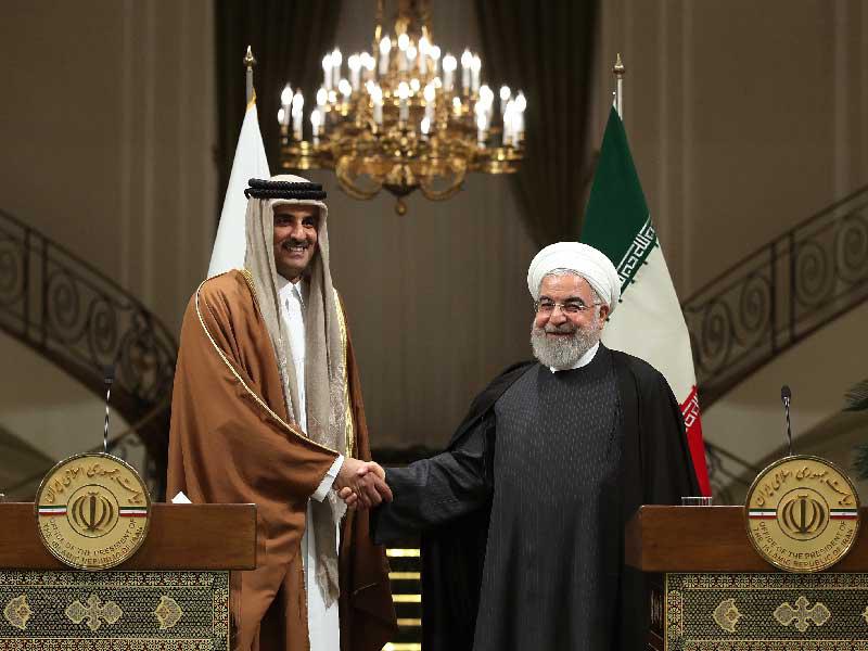 روحاني مستقبلاً أمير قطر في طهران أمس (رويترز)n