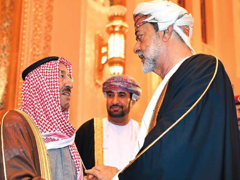 الأمير يقدم واجب العزاء بوفاة السلطان قابوس للسلطان هيثم في مسقط أمس 