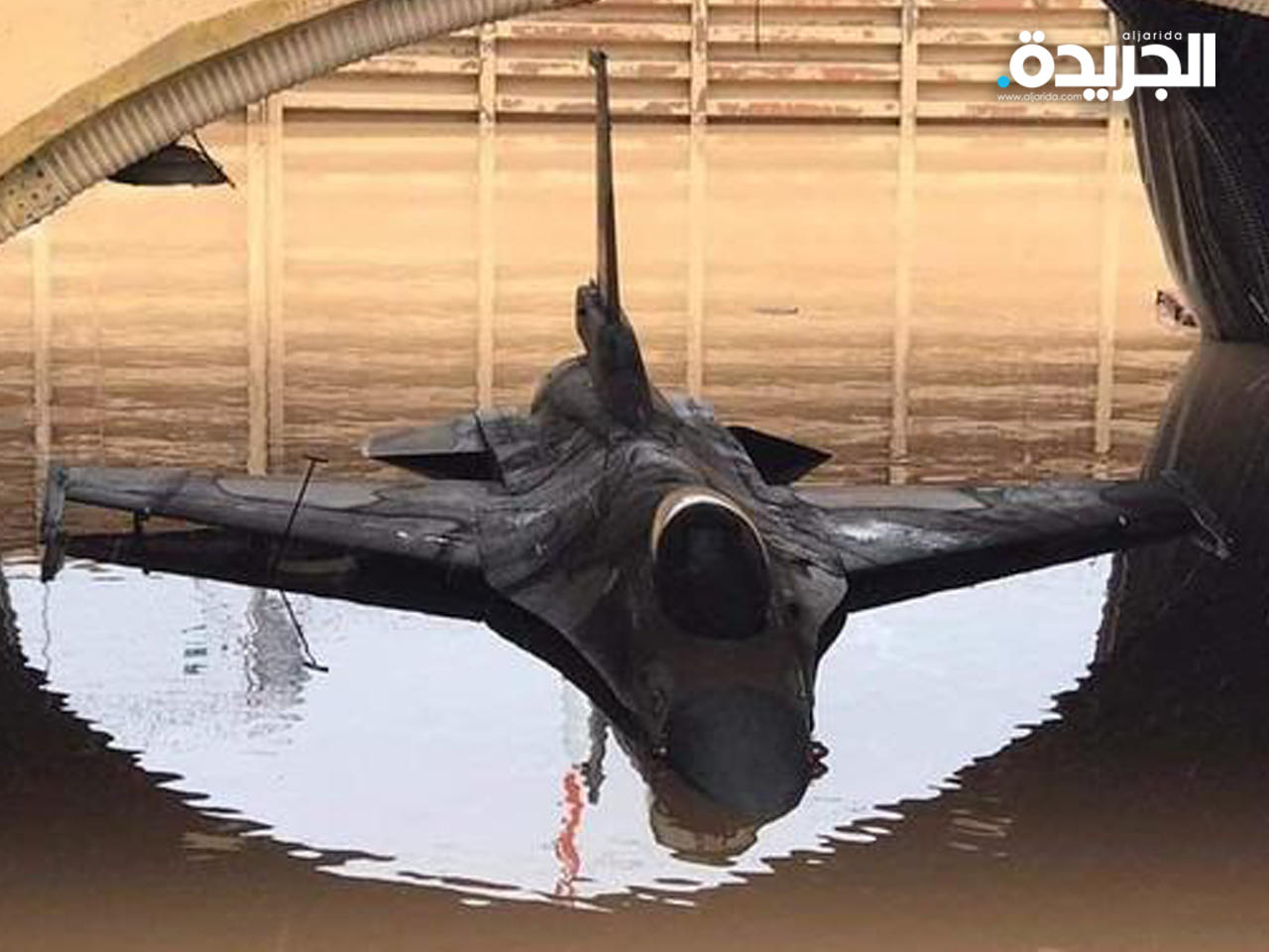 صورة وزعتها القناة 12 في التلفزيون الإسرائيلي لمقاتلة تغمرها المياه