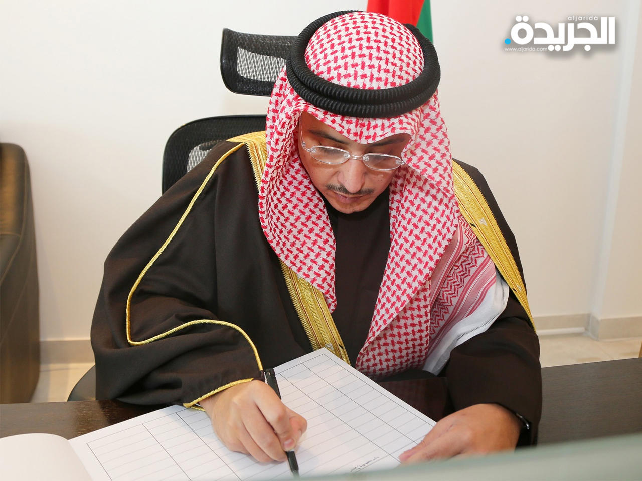 احمد الناصر خلال تقديمه واجب العزاء 